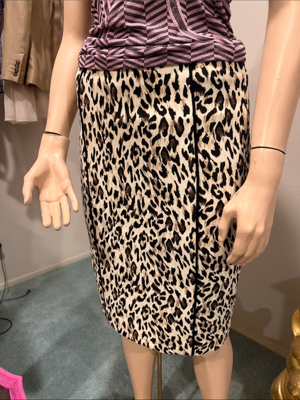 White House | Black Market Leopard Print Pencil Skirt in Cream and Black - s